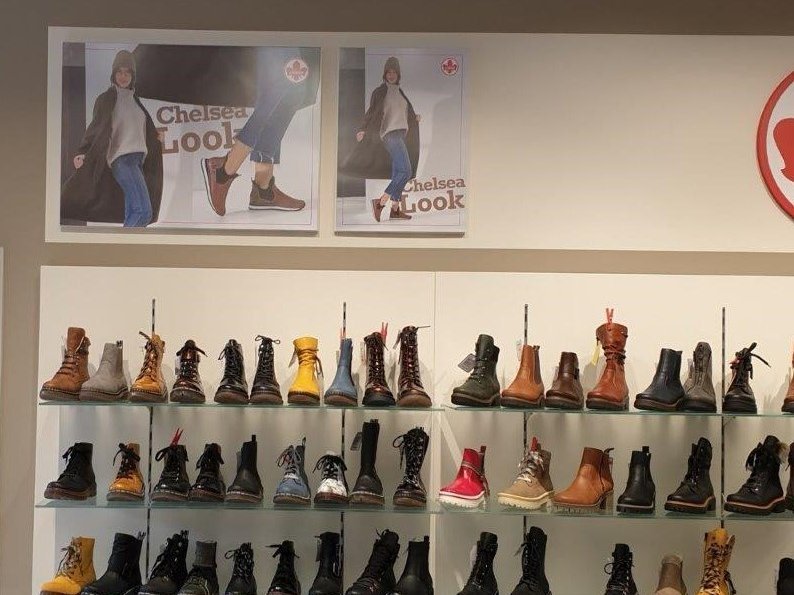 Damenschuhe in Regalen in einem Showroom im Schuh Order Center von Rieker in Nürnberg.