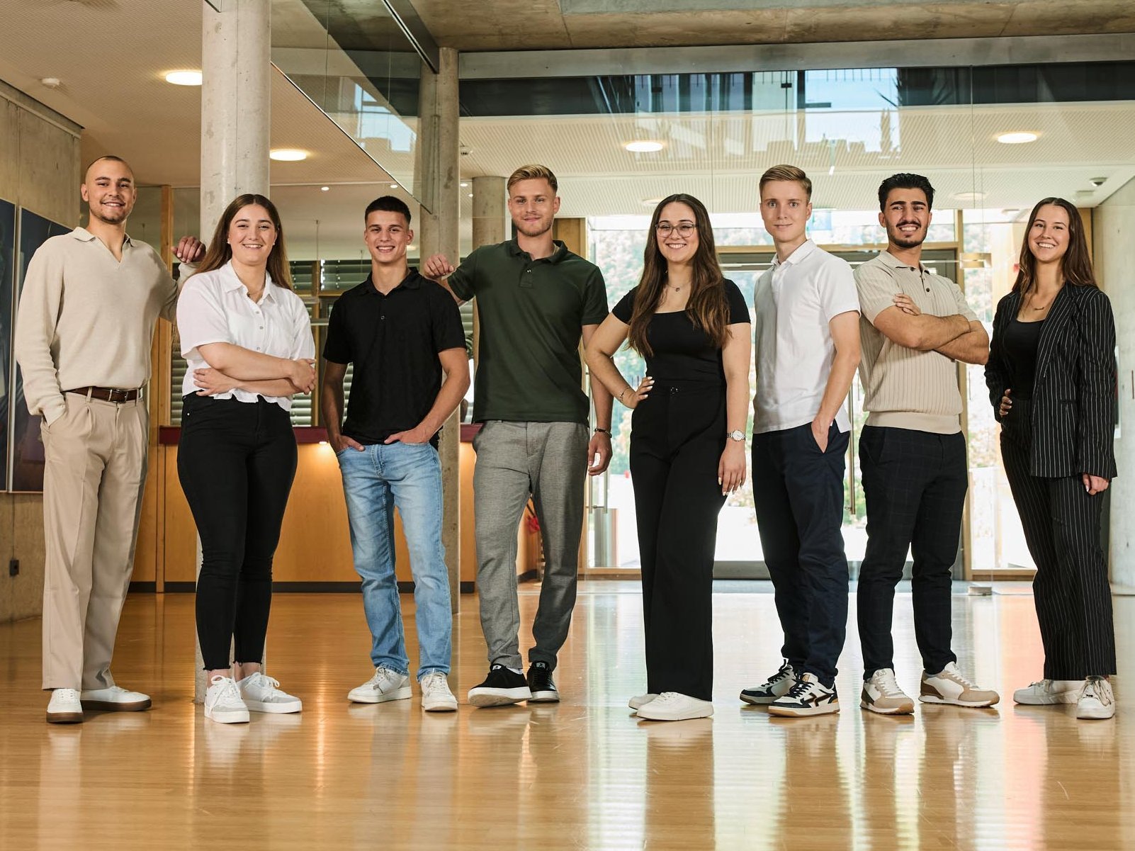 Auszubildende und Studierende von Rieker stehen in einer Reihe und lächeln.