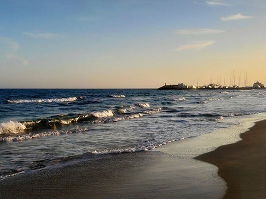 Ein Strand bei Sonneuntergang in Tunesien.