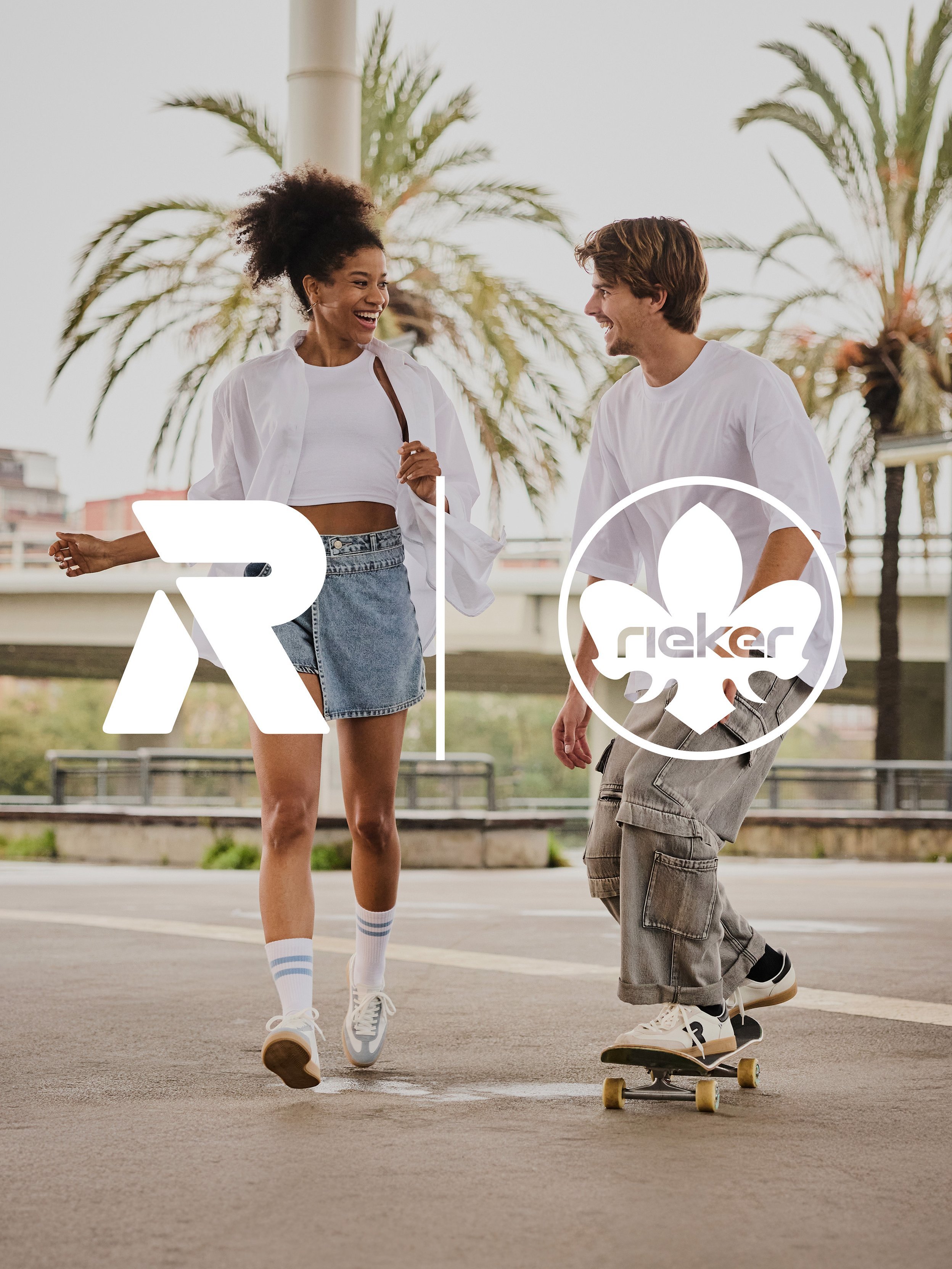 Eine Frau und ein Mann auf einem Skateboard. Mittig im Vordergrund sind die Rieker Sport und Rieker Comfort & Style Logos grafisch platziert.