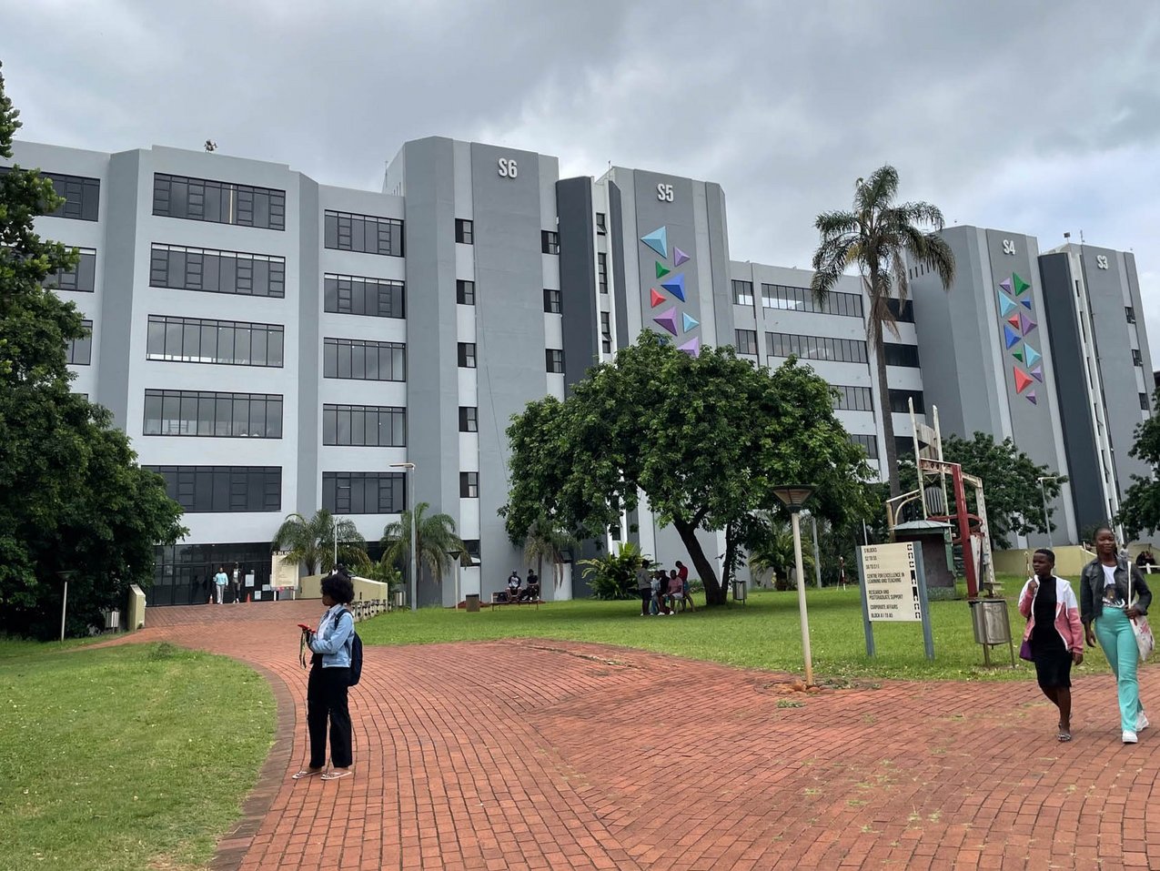 Blick auf ein Campusgebäude der Durban University of Technology in Südafrika.