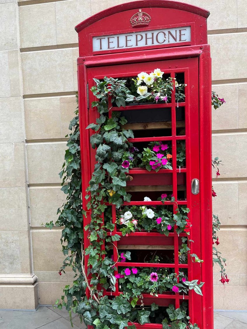 Eine blumenbewachsende rote Telefonzelle in London