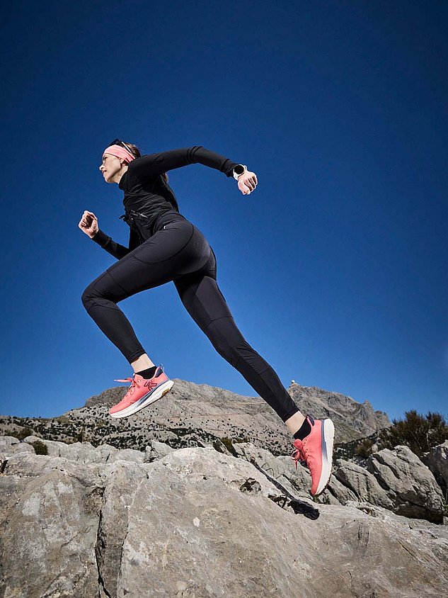 Frau beim Trail Running mit Rieker Sport Schuhen