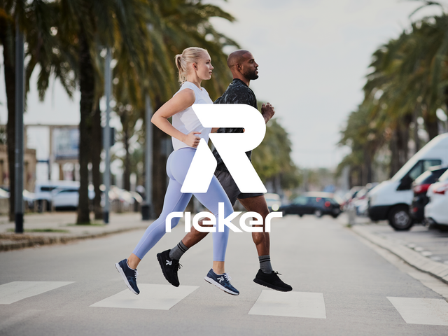 Eine Frau und ein Mann joggen gemeinsam und tragen Sportklamotten. Mittig im Vordergrund ist das Rieker Sport Logo grafisch platziert.
