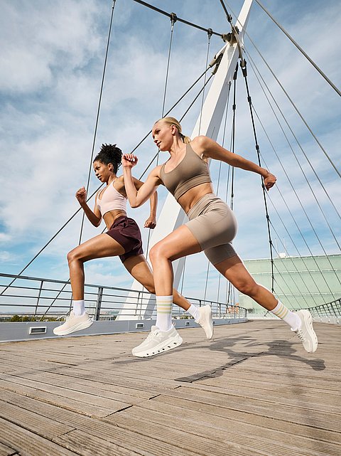Zwei Frauen joggen in sportlicher Kleidung und Rieker Sport Laufschuhen.