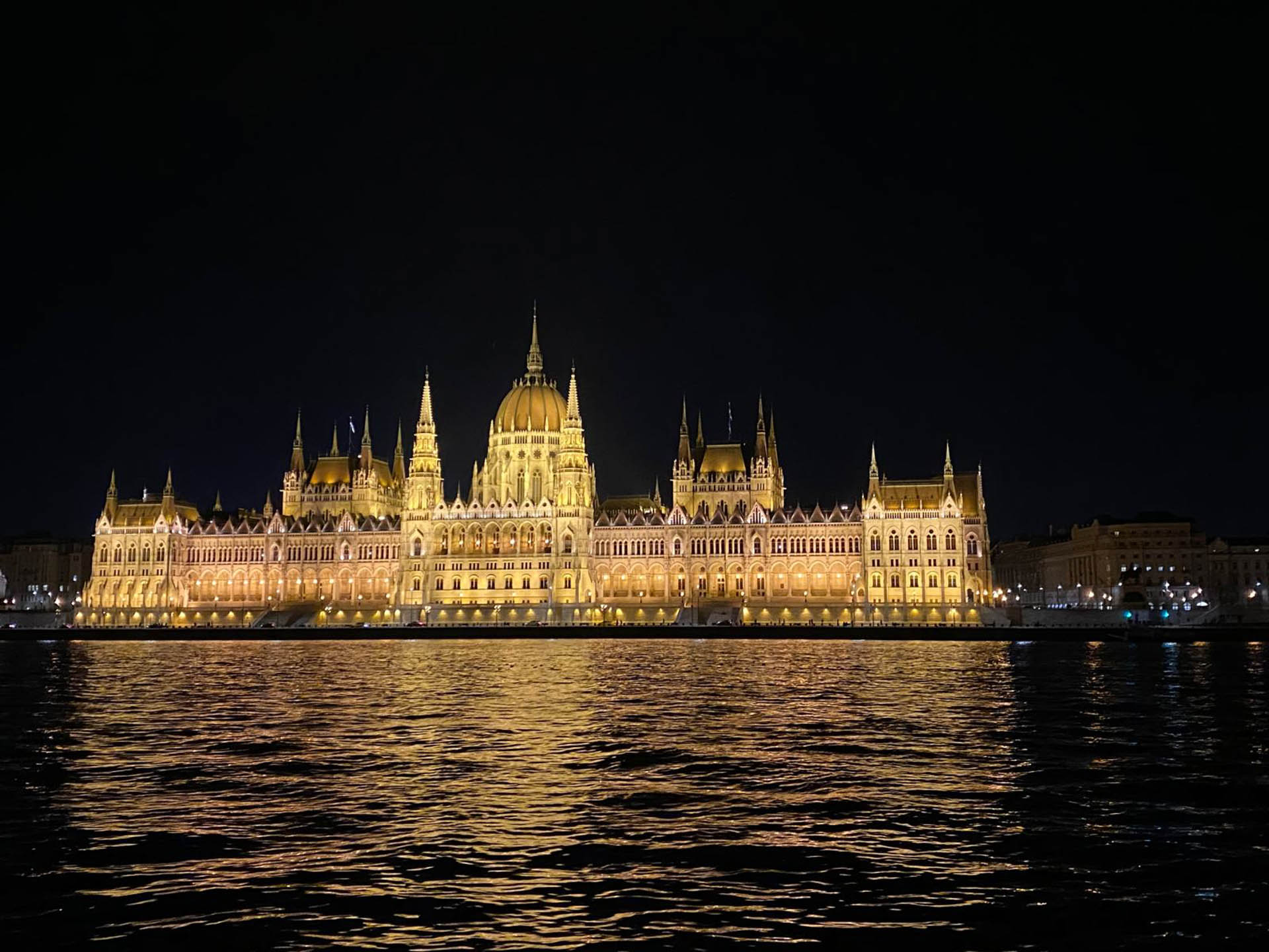 Das Parlamentsgebäude in Budapest bei Nacht.